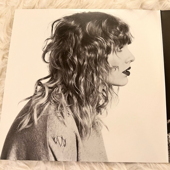 Taylor Swift Limited Edition Reputation Vinyl - Picture 4 of 13